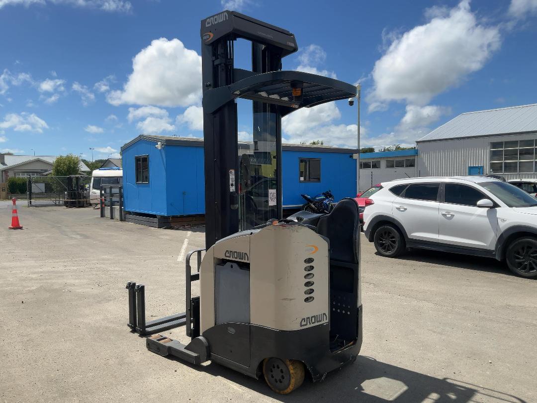 Photo '6' of Crown RR5220 Reach Truck Photo '6' of Crown RR5220 Reach Truck