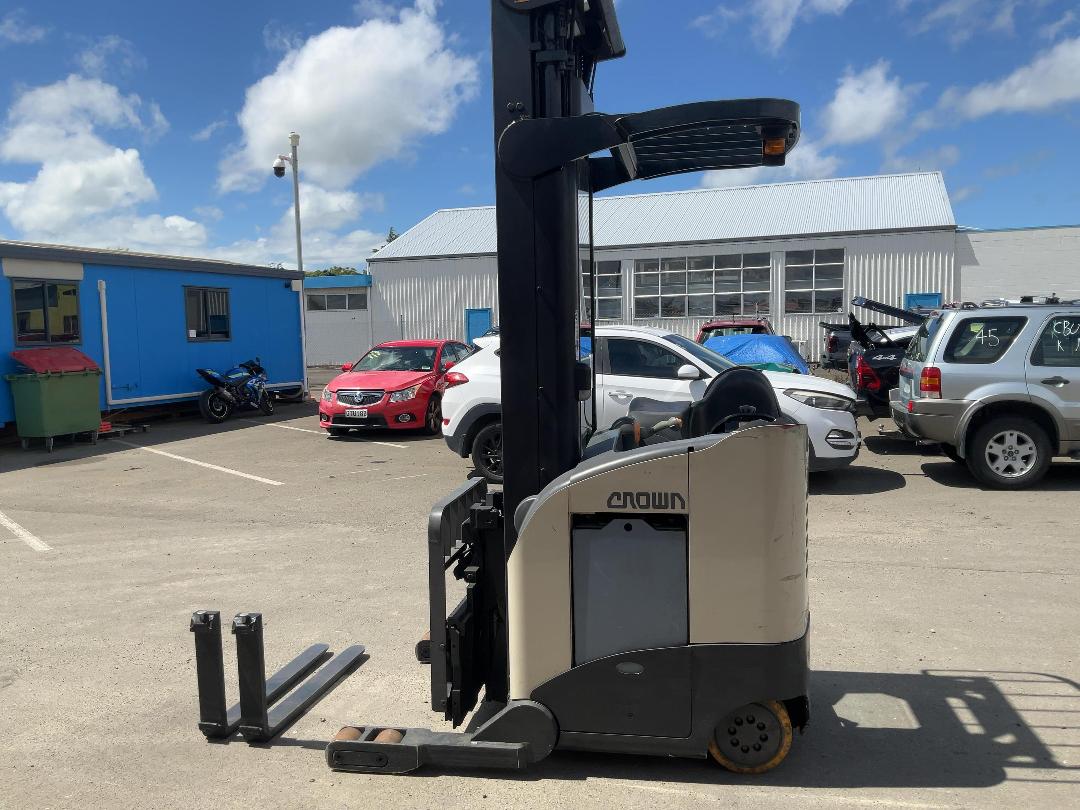 Photo '7' of Crown RR5220 Reach Truck Photo '7' of Crown RR5220 Reach Truck