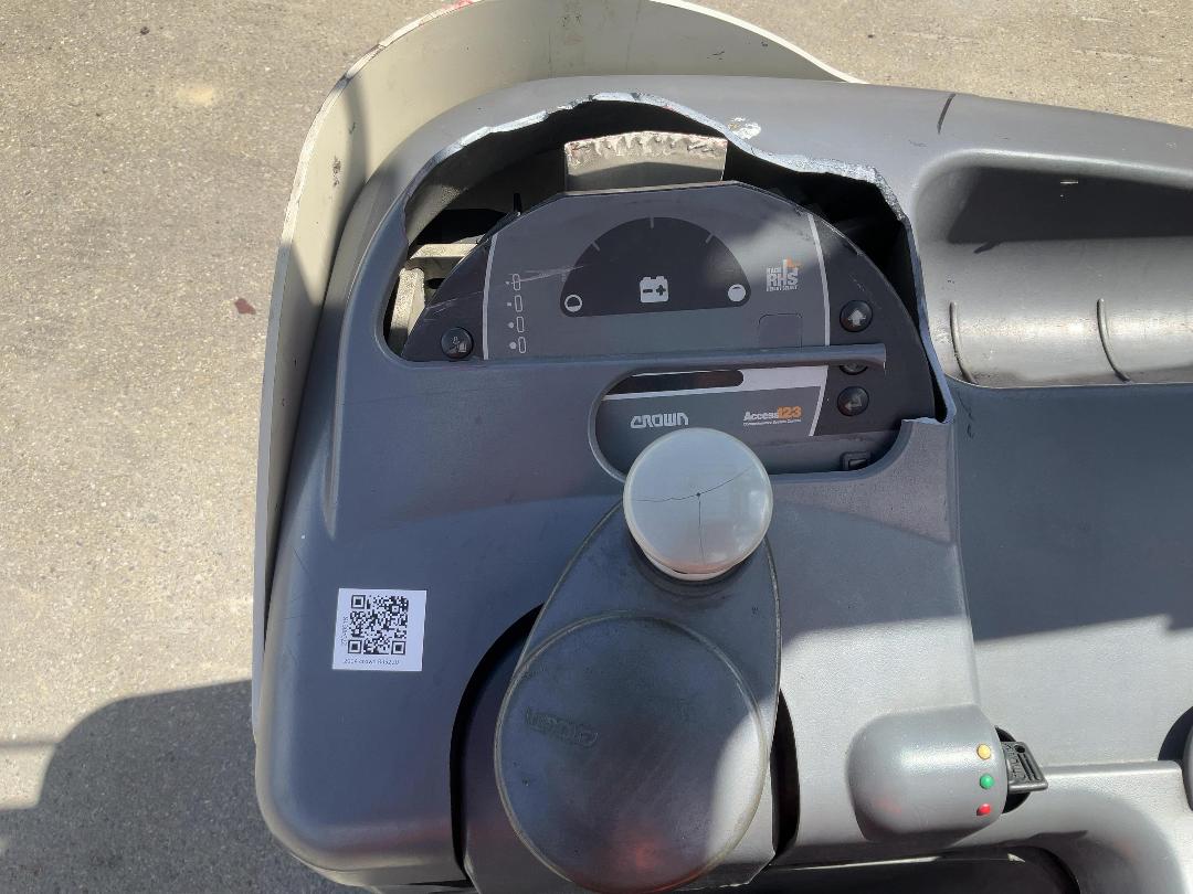 Photo '12' of Crown RR5220 Reach Truck Photo '12' of Crown RR5220 Reach Truck