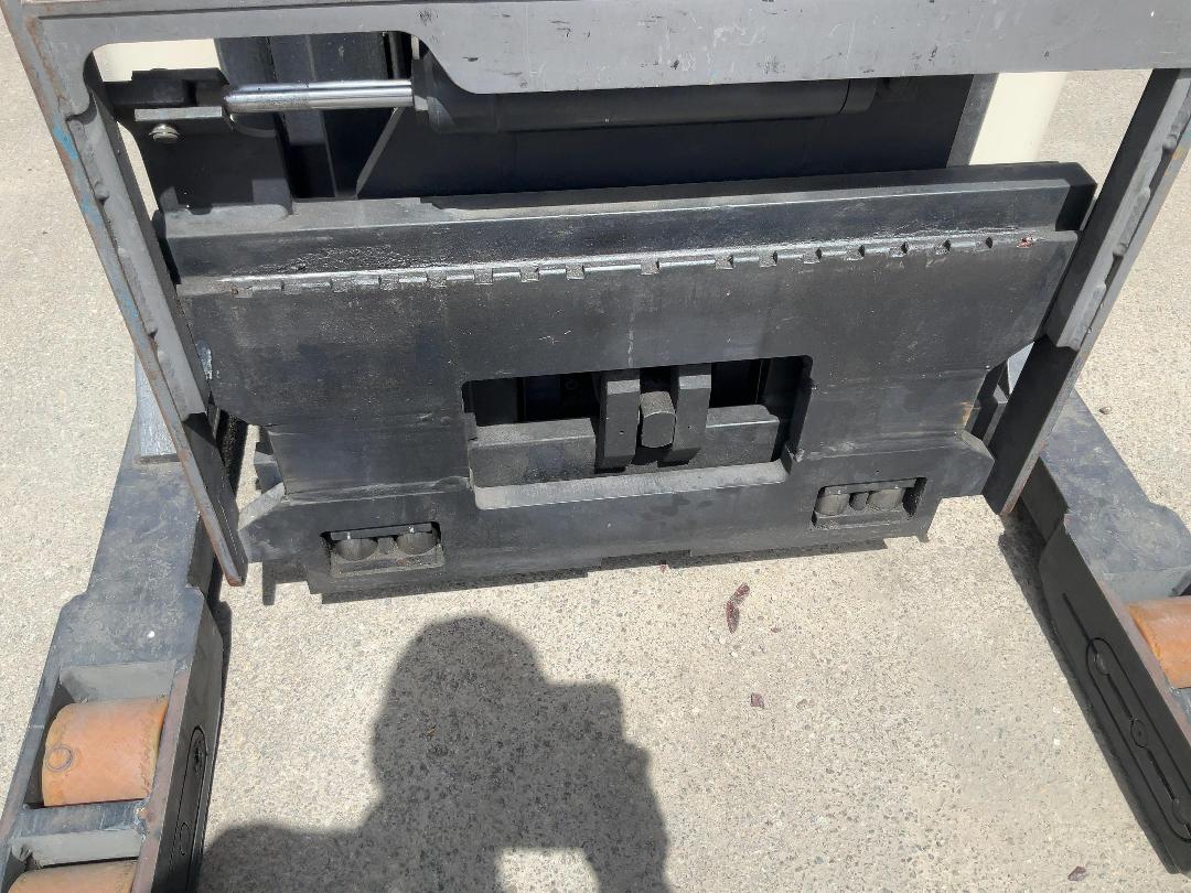 Photo '15' of Crown RR5220 Reach Truck Photo '15' of Crown RR5220 Reach Truck