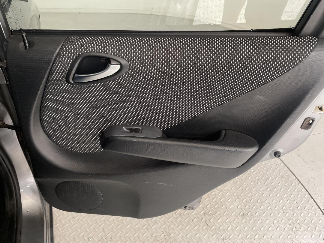 Photo '19' of Honda FIT Photo '19' of Honda FIT