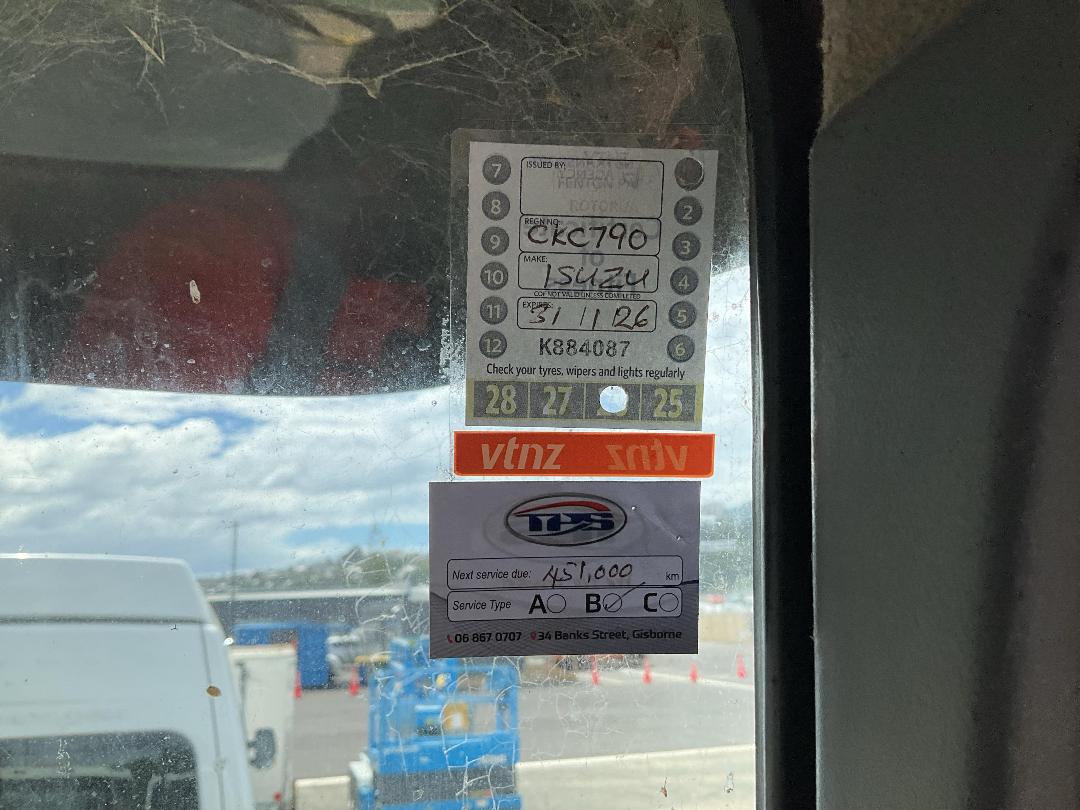 Photo '38' of Isuzu CXZ 400 GIGAMAX Cab Chassis