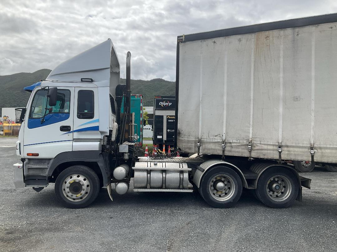 Photo '9' of Isuzu EXY Tractor Unit