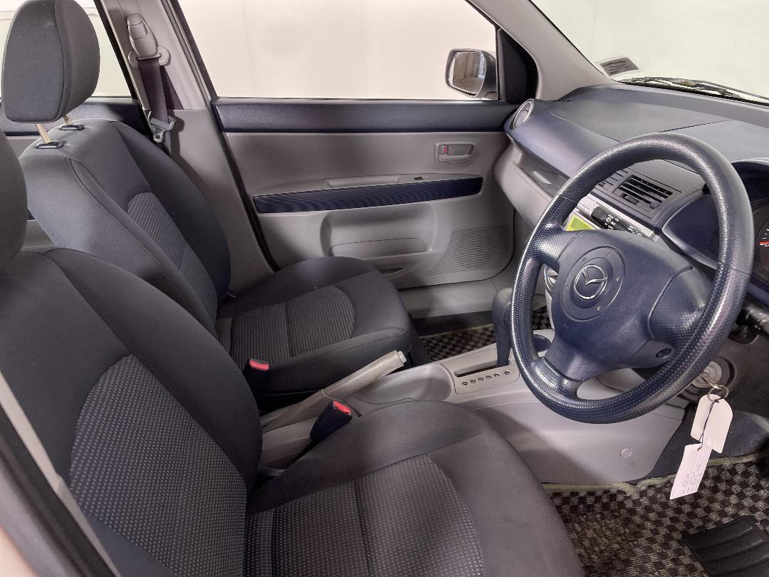 Photo '16' of Mazda Demio Photo '16' of Mazda Demio