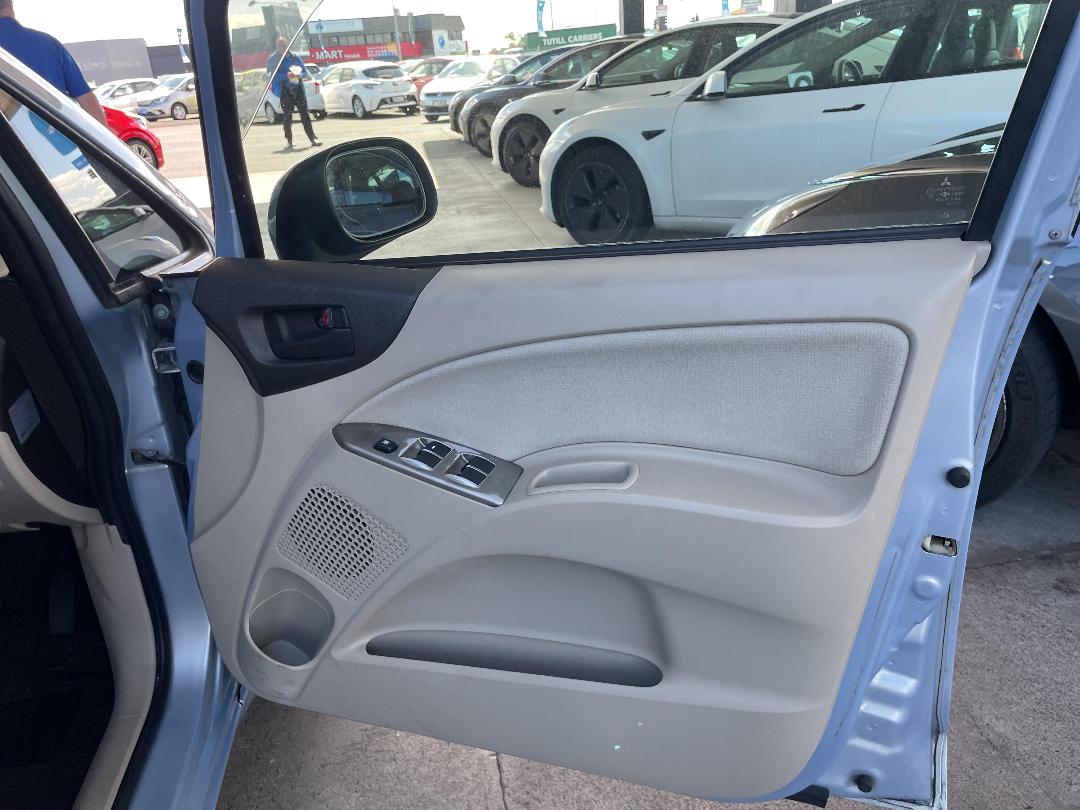 Photo '13' of Mitsubishi Colt Photo '13' of Mitsubishi Colt