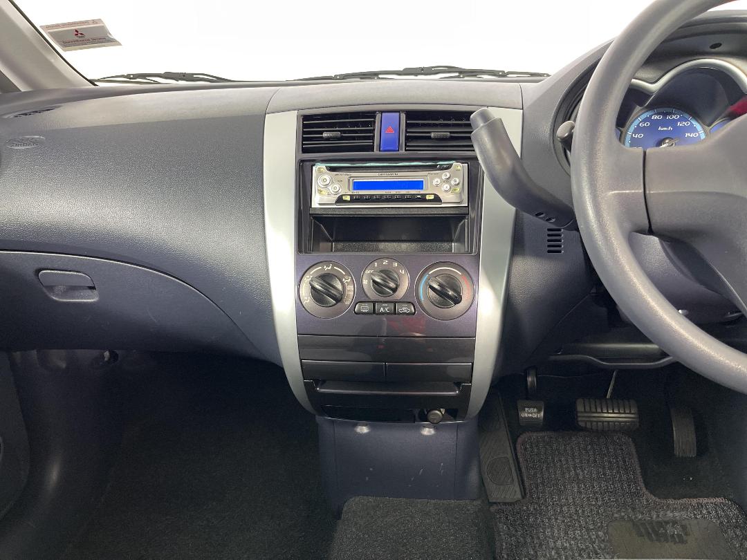 Photo '18' of Mitsubishi Colt Photo '18' of Mitsubishi Colt