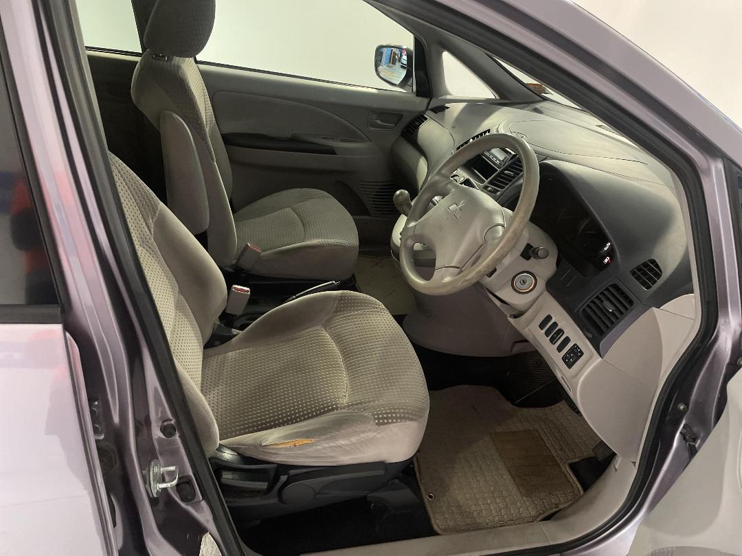 Photo '16' of Mitsubishi Grandis Photo '16' of Mitsubishi Grandis