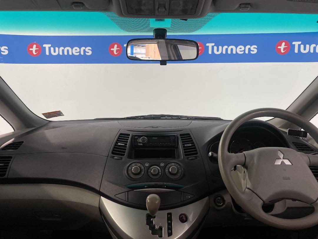 Photo '17' of Mitsubishi Grandis Photo '17' of Mitsubishi Grandis