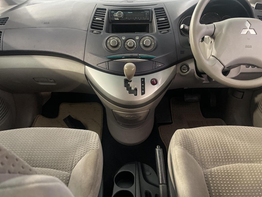 Photo '18' of Mitsubishi Grandis Photo '18' of Mitsubishi Grandis