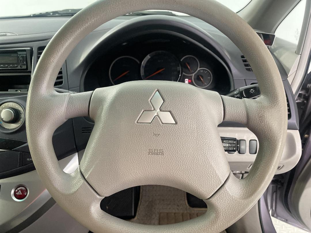 Photo '26' of Mitsubishi Grandis Photo '26' of Mitsubishi Grandis