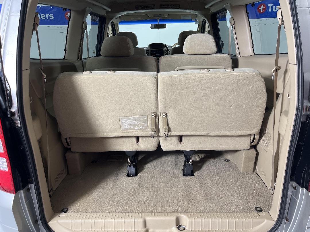 Photo '25' of Nissan Serena