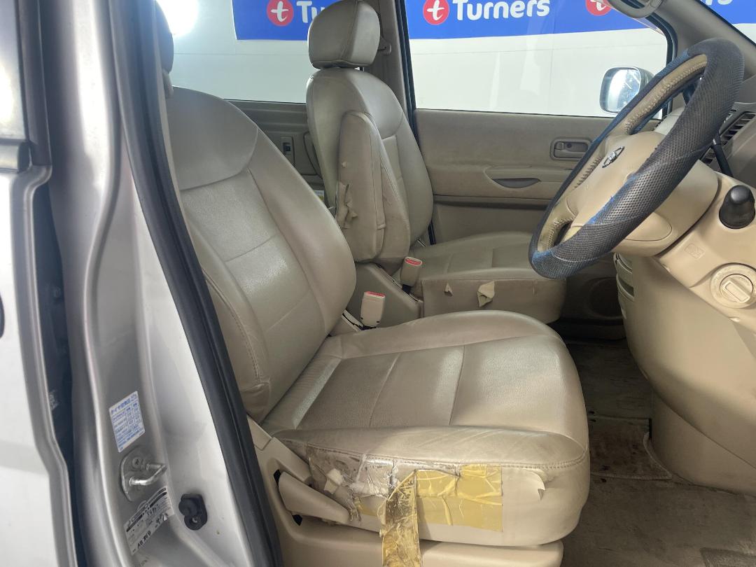 Photo '16' of Nissan Serena Photo '16' of Nissan Serena