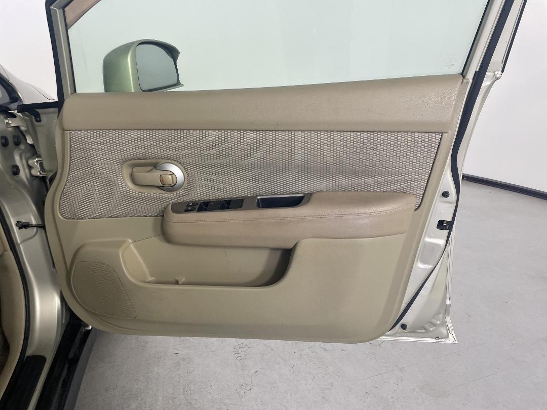 Photo '15' of Nissan Tiida