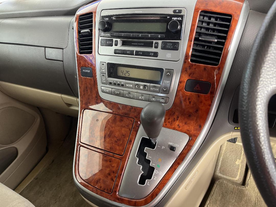 Photo '18' of Toyota Alphard Photo '18' of Toyota Alphard