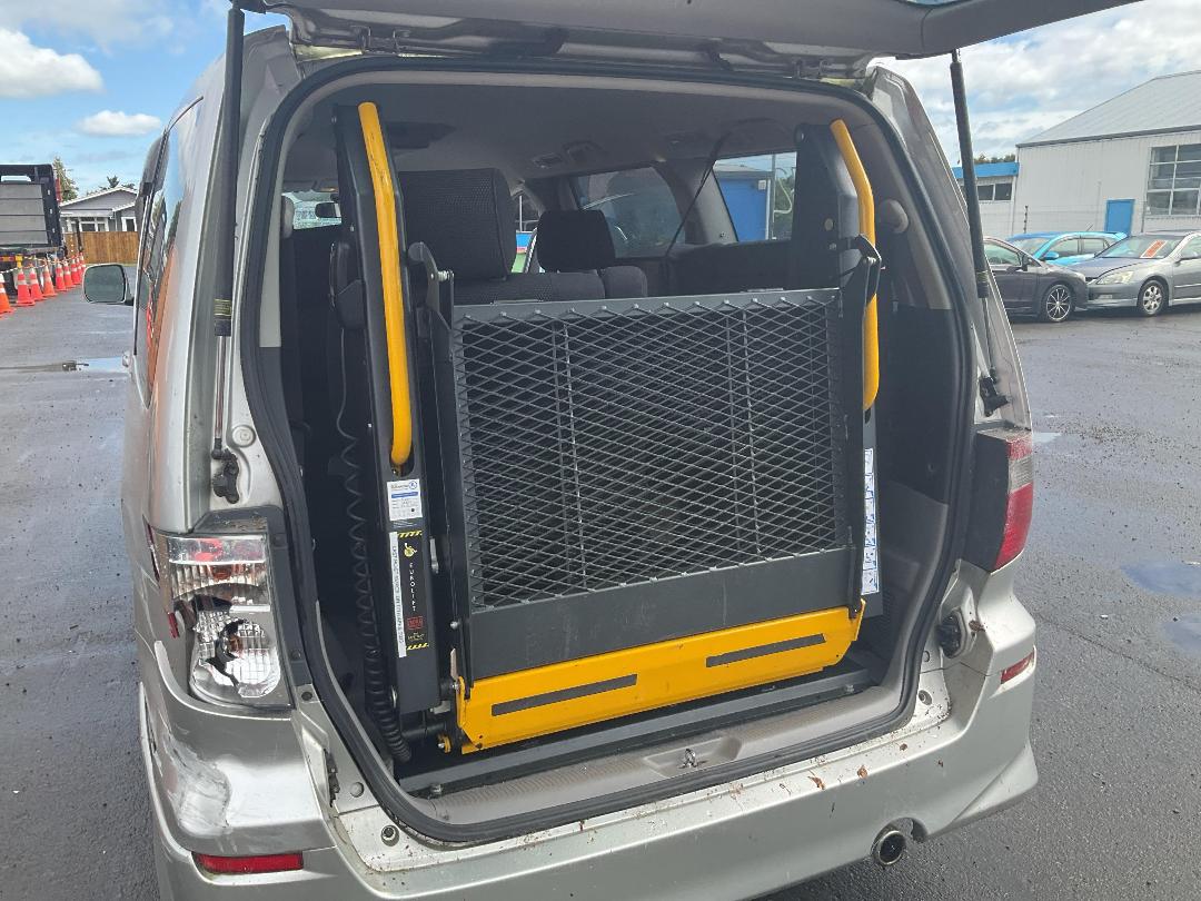 Photo '17' of Toyota Alphard V