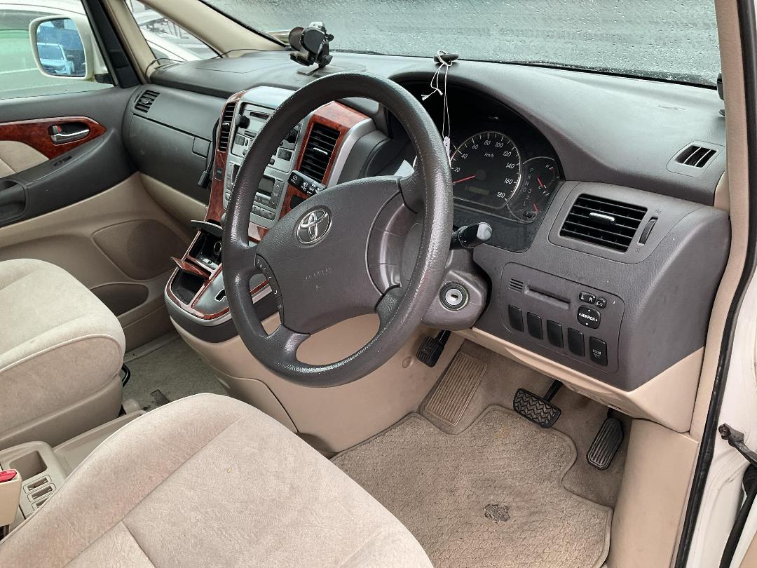 Photo '7' of Toyota Alphard Photo '7' of Toyota Alphard