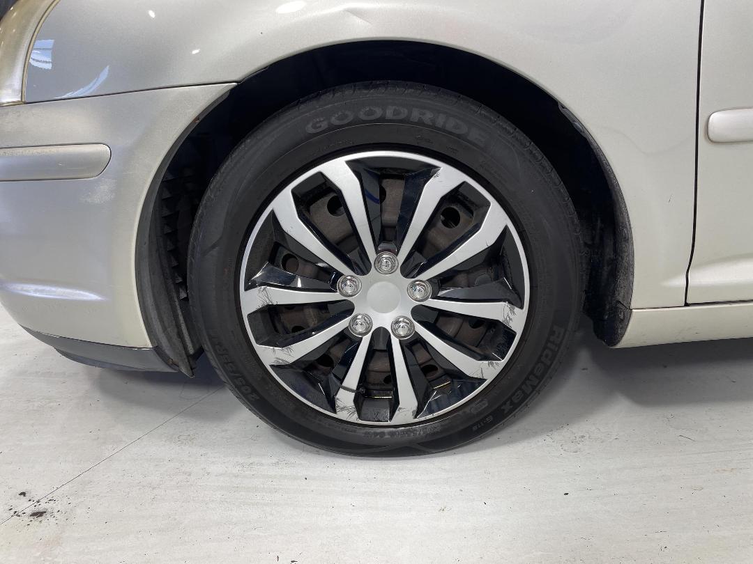 Photo '10' of Toyota Avensis