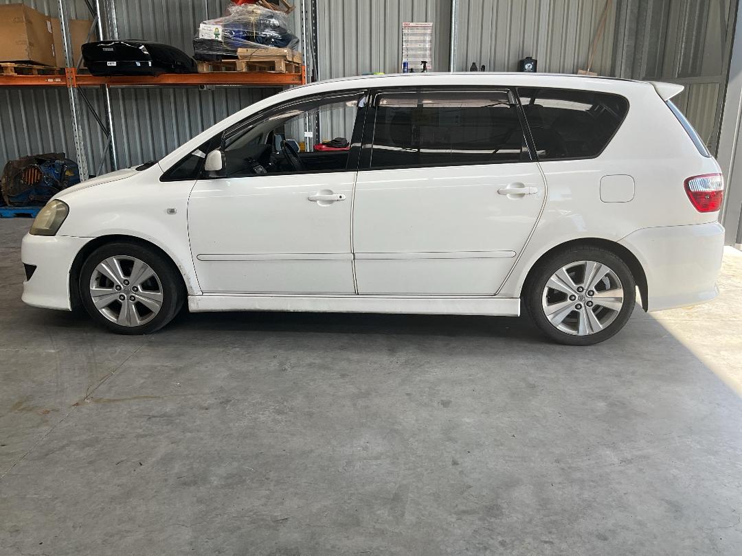 Photo '6' of Toyota Ipsum 240 S Photo '6' of Toyota Ipsum 240 S