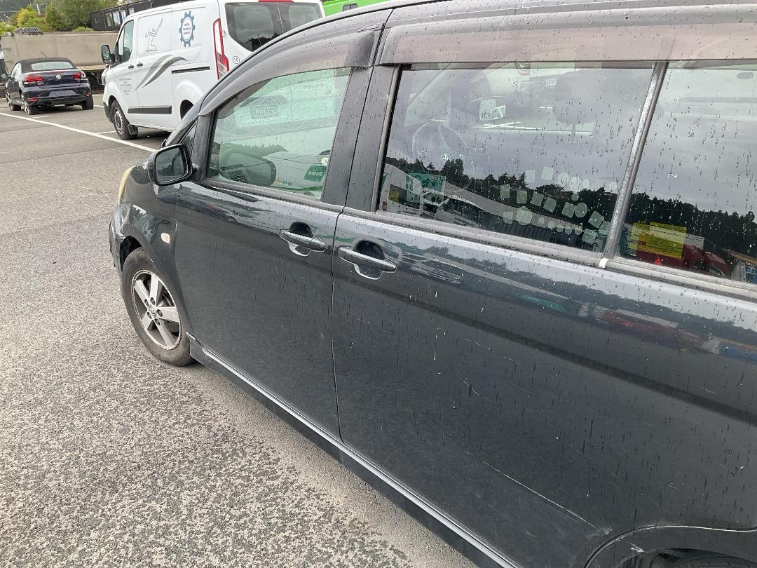 Photo '4' of Toyota Isis Platana