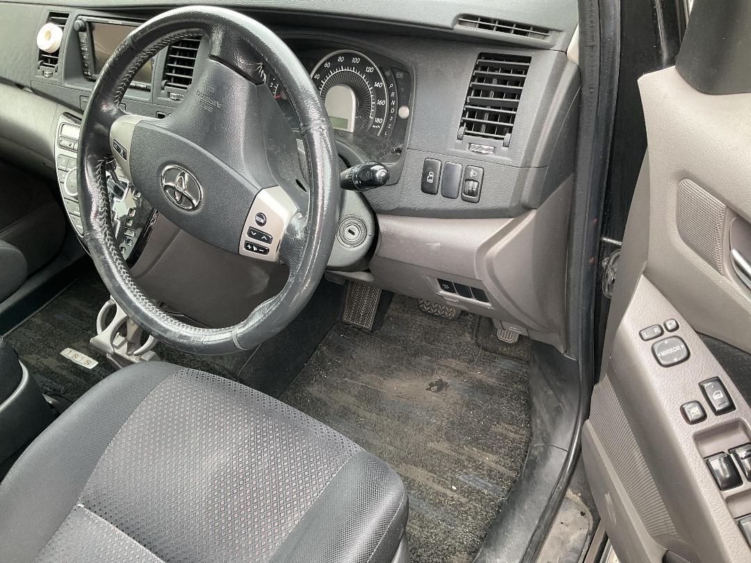 Photo '13' of Toyota Isis Platana