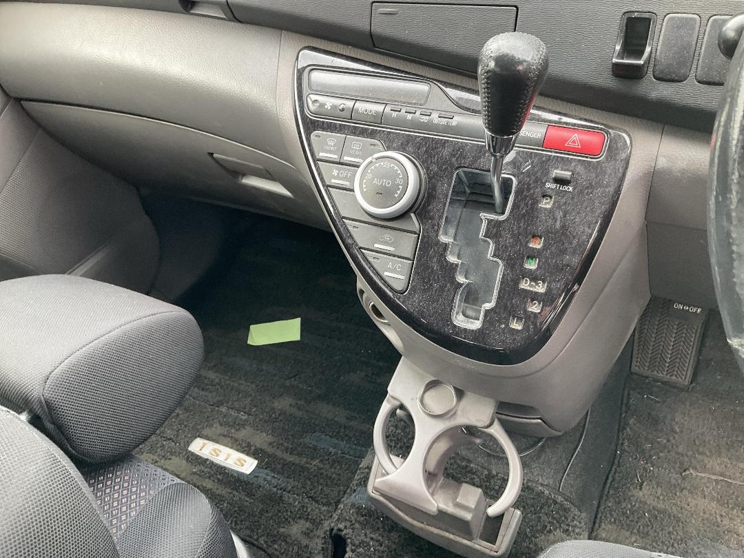 Photo '14' of Toyota Isis Platana