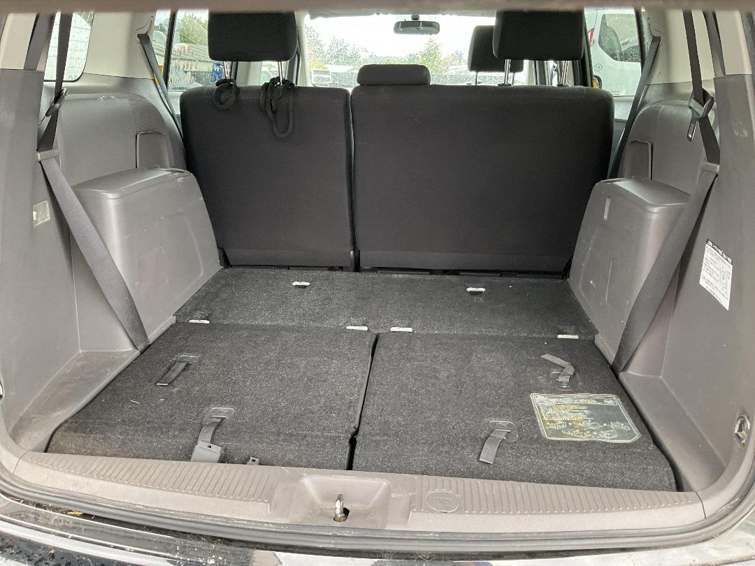 Photo '19' of Toyota Isis Platana