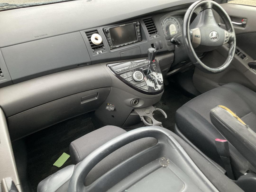 Photo '20' of Toyota Isis Platana