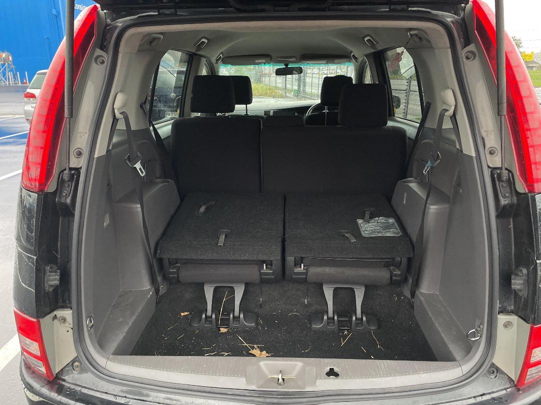 Photo '12' of Toyota Isis