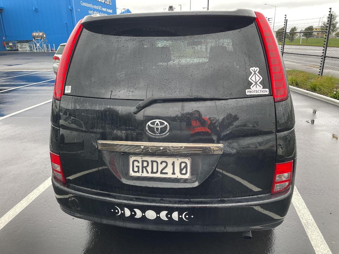 Photo '5' of Toyota Isis