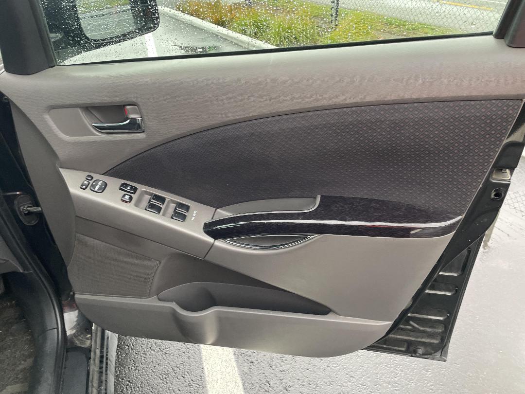 Photo '13' of Toyota Isis