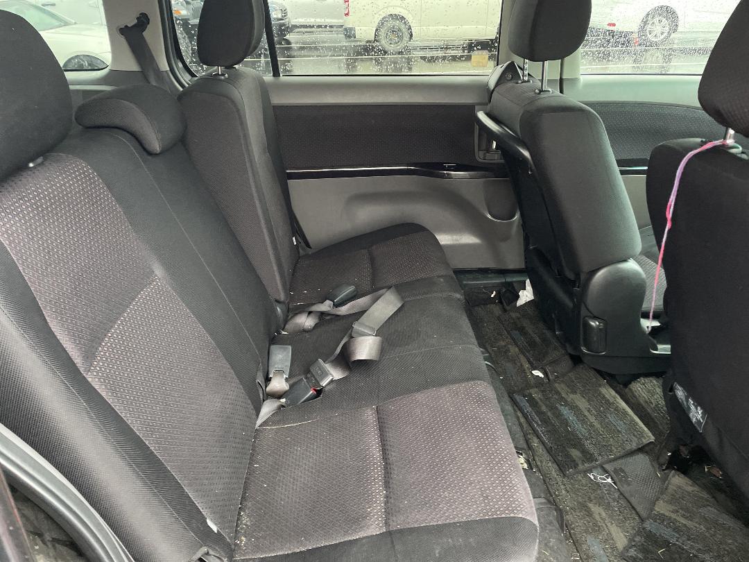 Photo '17' of Toyota Isis