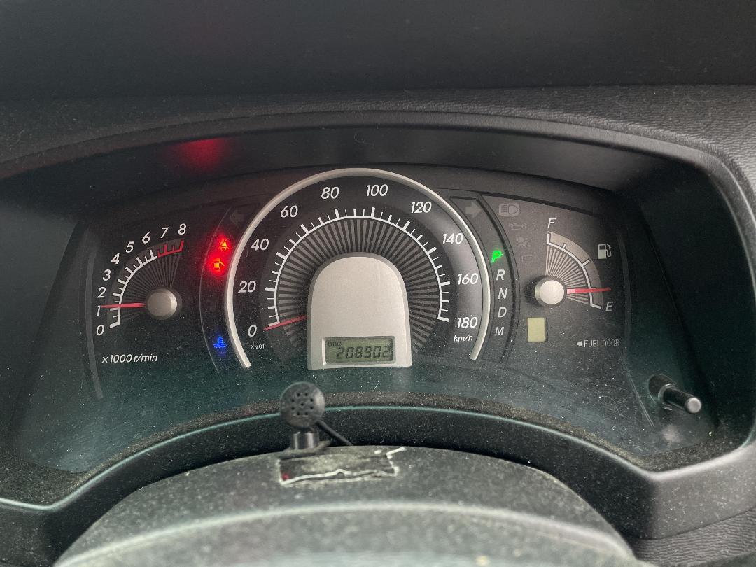 Photo '18' of Toyota Isis