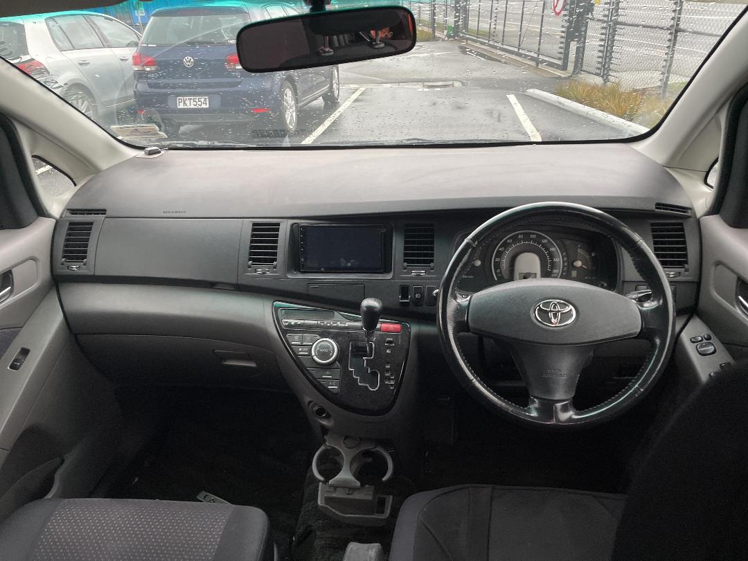 Photo '15' of Toyota Isis