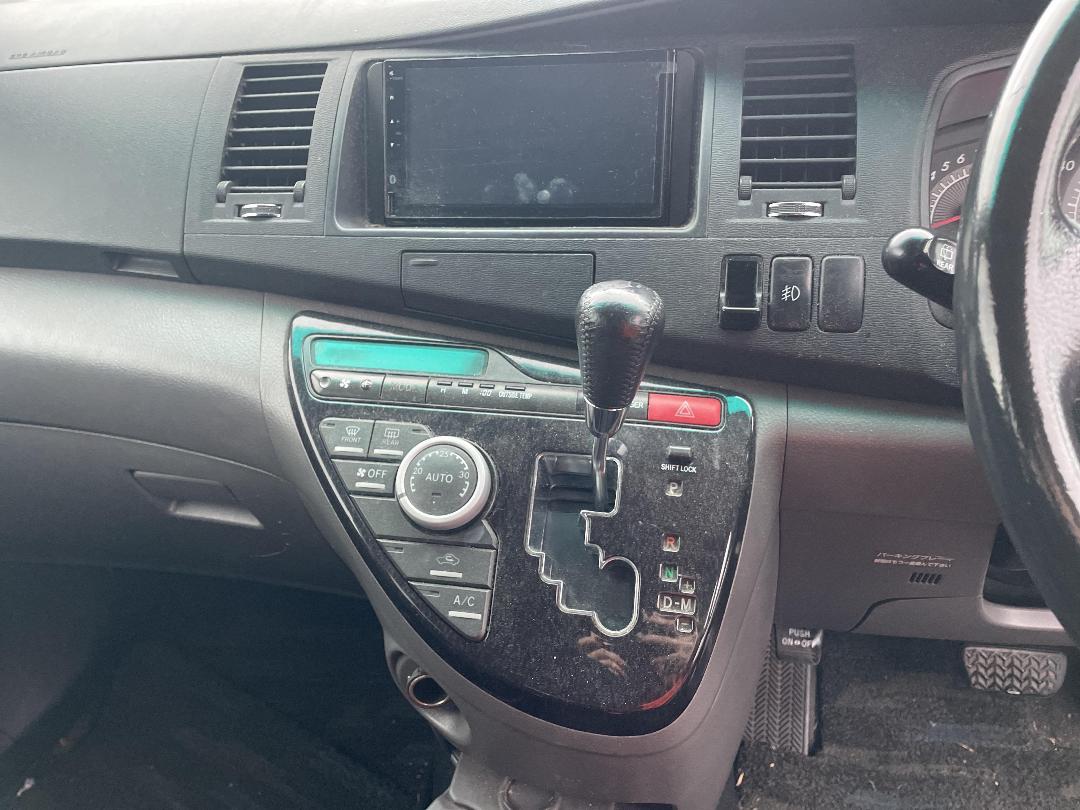 Photo '16' of Toyota Isis