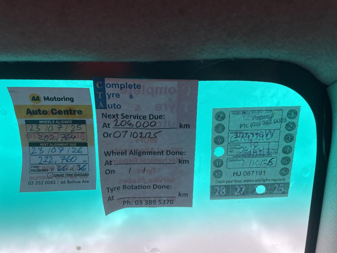 Photo '20' of Toyota Isis