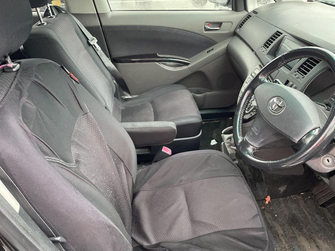 Photo '14' of Toyota Isis