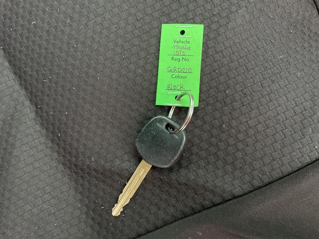 Photo '19' of Toyota Isis