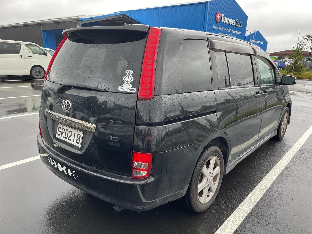 Photo '6' of Toyota Isis