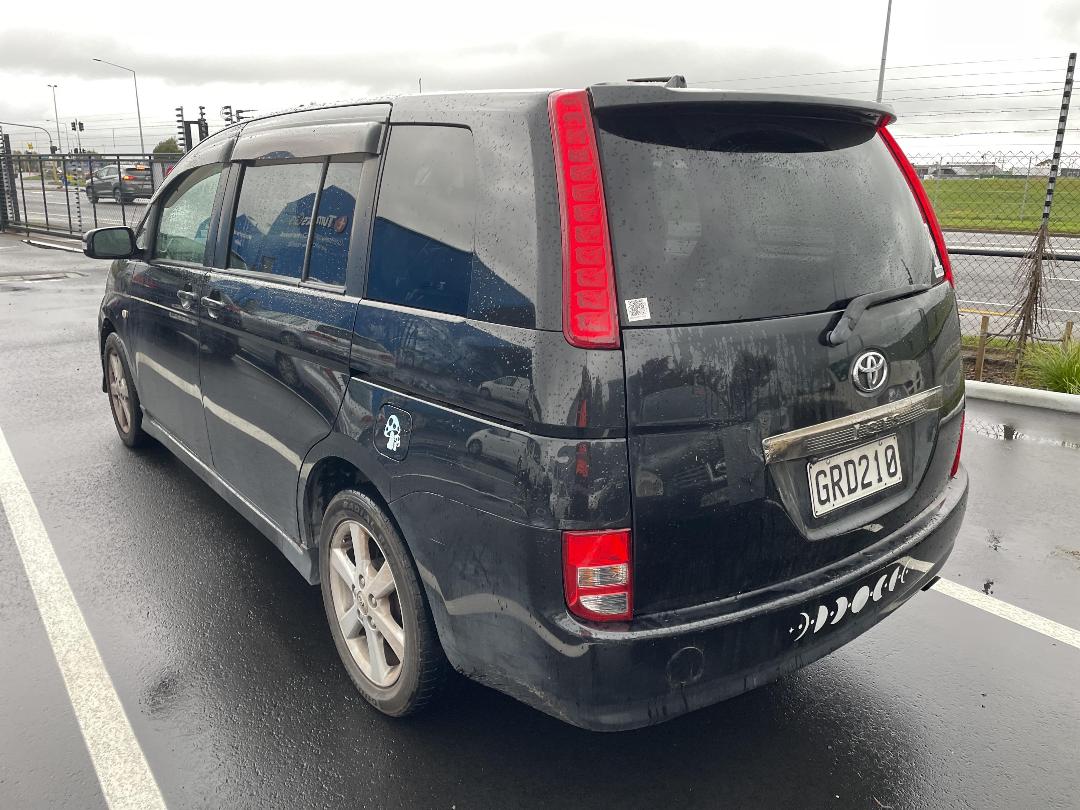 Photo '4' of Toyota Isis