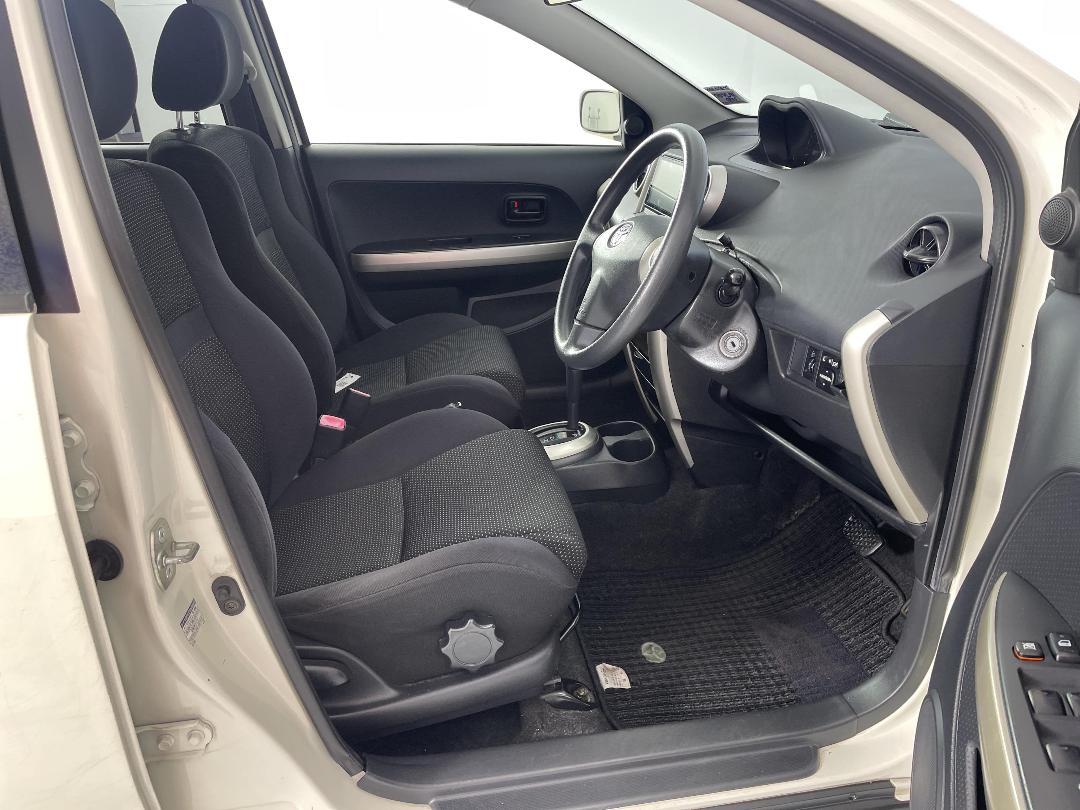 Photo '16' of Toyota IST Photo '16' of Toyota IST