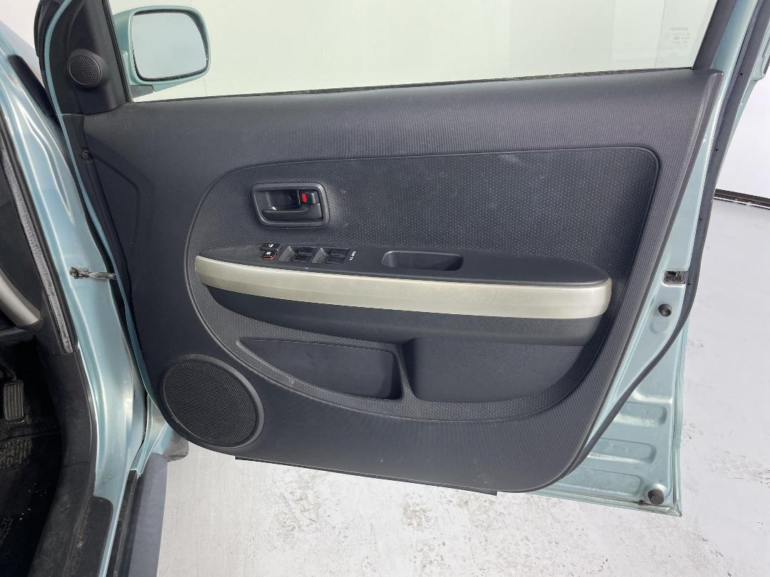 Photo '15' of Toyota IST Photo '15' of Toyota IST