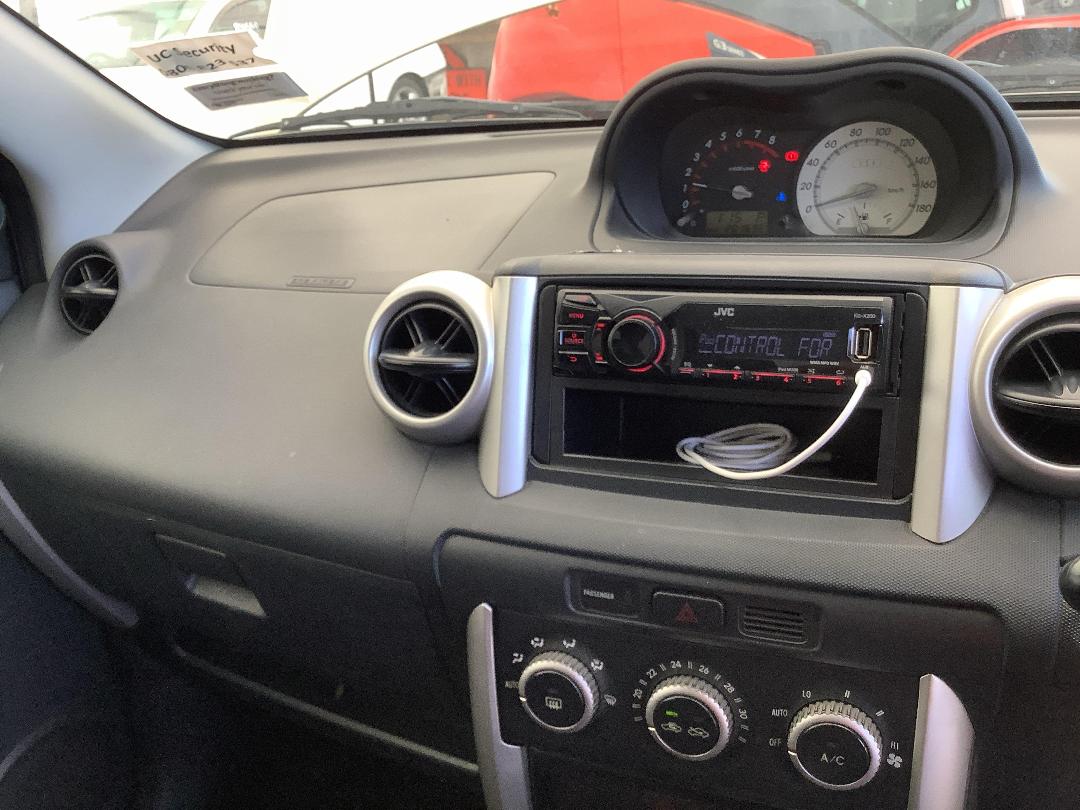 Photo '15' of Toyota IST Photo '15' of Toyota IST