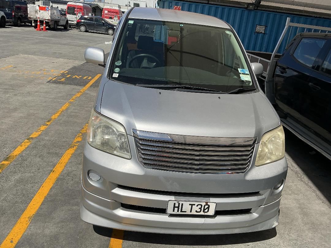 Photo '4' of Toyota Noah