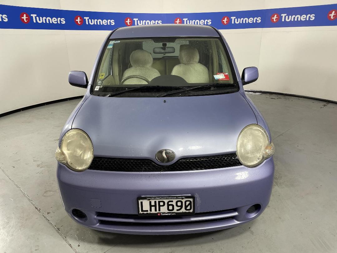 Photo '2' of Toyota Sienta