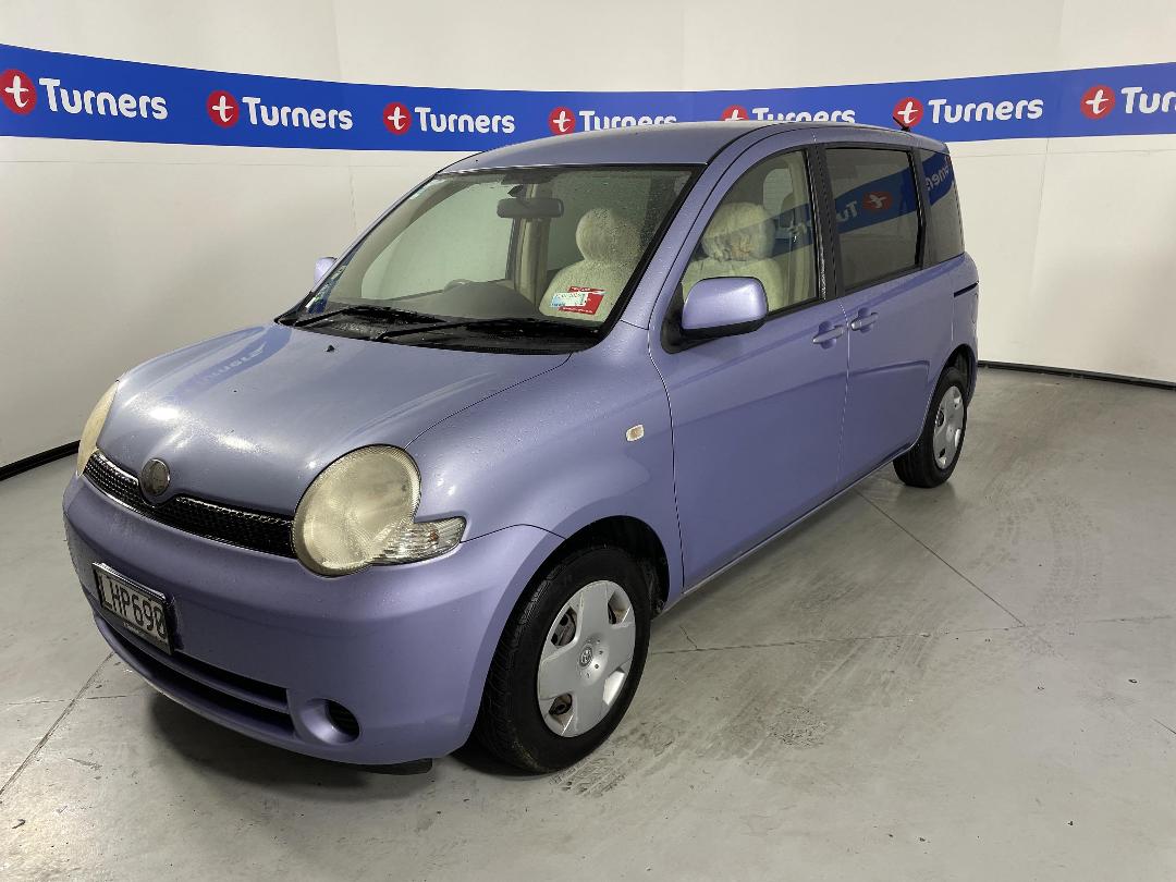 Photo '4' of Toyota Sienta