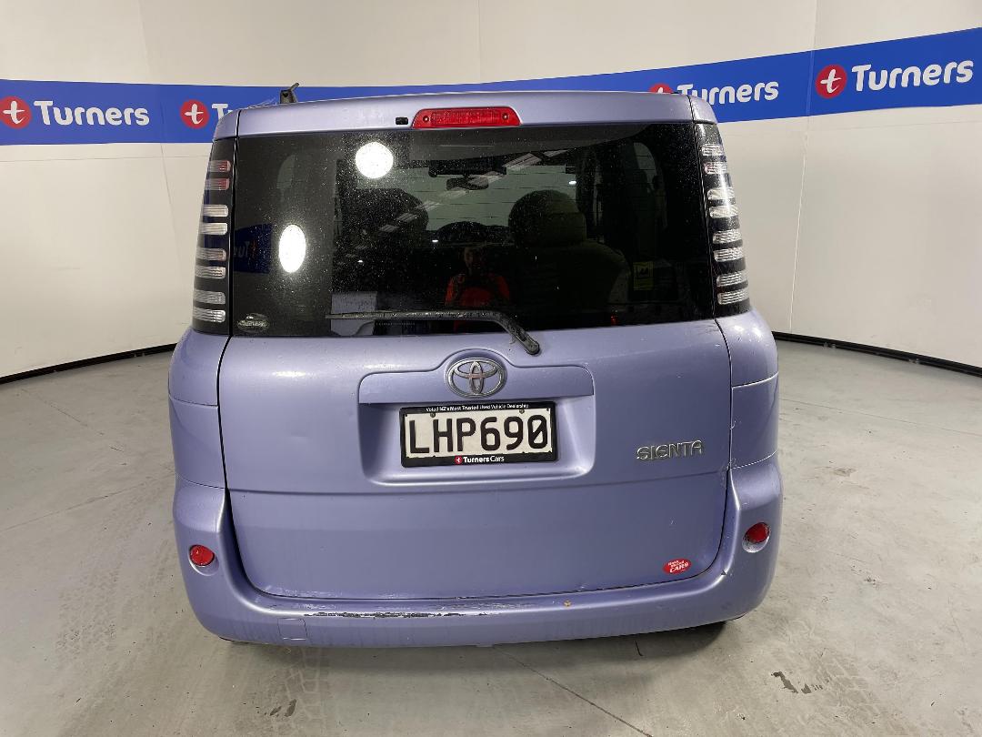 Photo '6' of Toyota Sienta