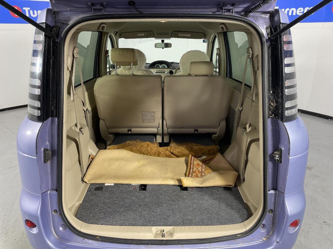 Photo '14' of Toyota Sienta