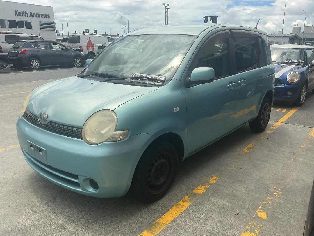 Photo '9' of Toyota Sienta