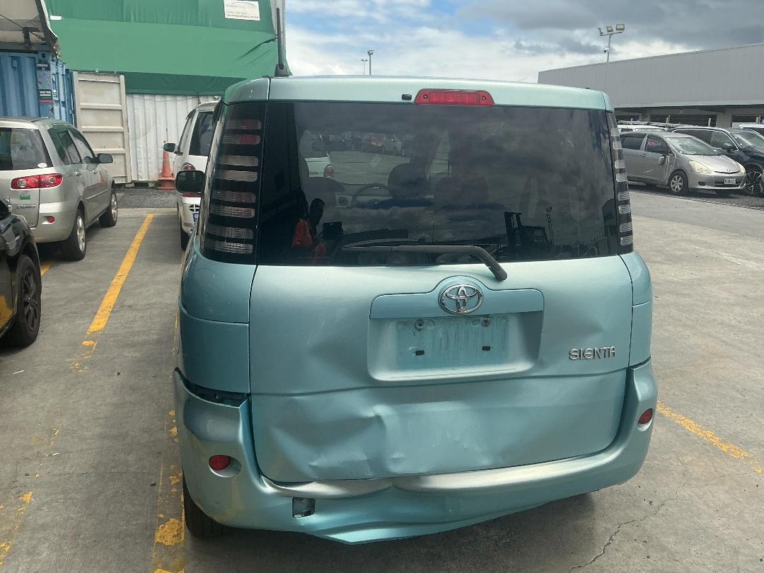 Photo '18' of Toyota Sienta