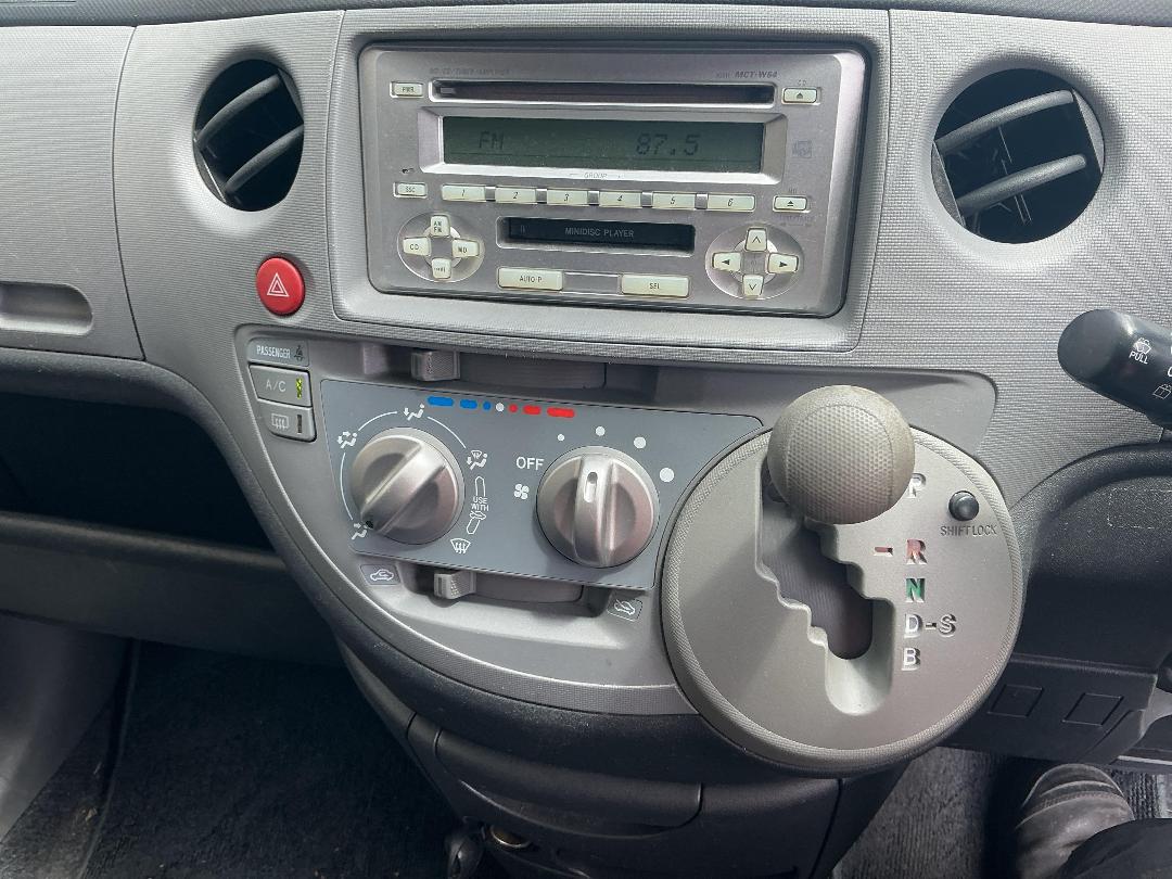 Photo '29' of Toyota Sienta